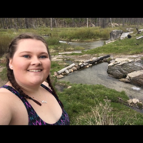 Meet your Posher, Hailey - Picture 3 of 7